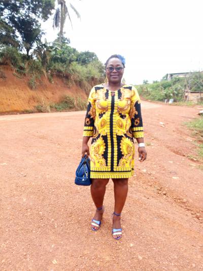 Ange 54 ans Yaoundé Cameroun