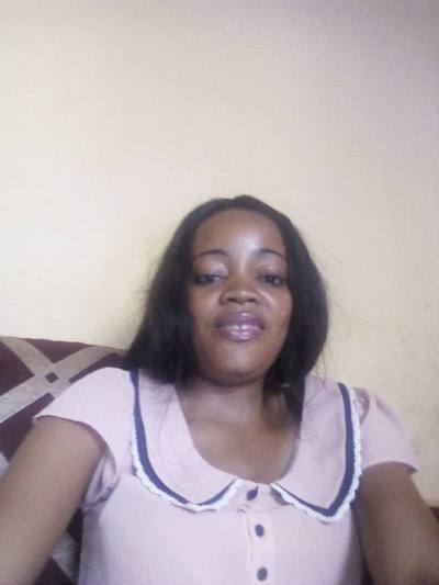 Pauline 37 Jahre Yaoundé Kamerun
