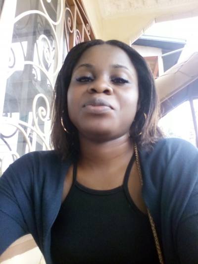 Annie 32 Jahre Yaoundé Kamerun