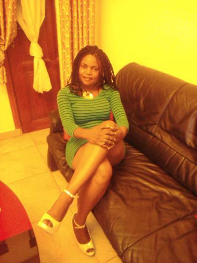 Daniella 33 Jahre Yaoundé Kamerun