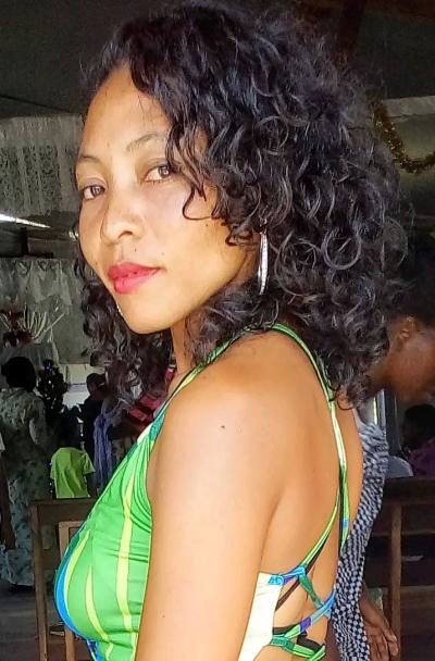 Cynthia 25 Jahre Antalaha  Madagascar