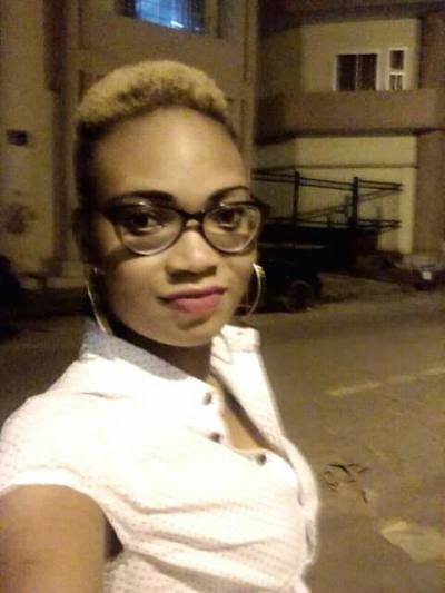 Rachida 28 Jahre Yaoundé Kamerun