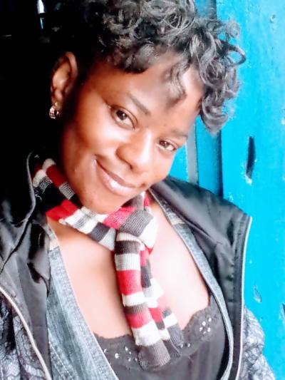 Christiane 33 Jahre Yaoundé  Kamerun