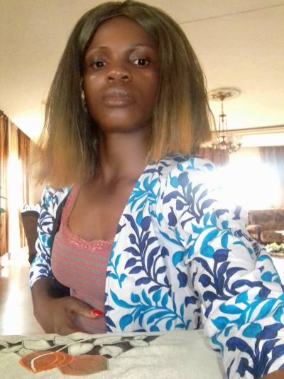 Nadine 24 ans Yaoundé Cameroun