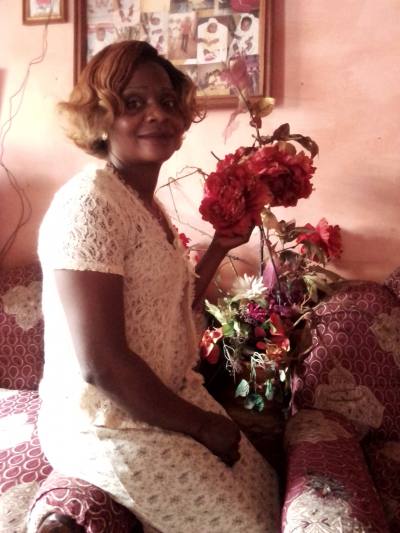 Adeline 42 Jahre Yaoundé Kamerun