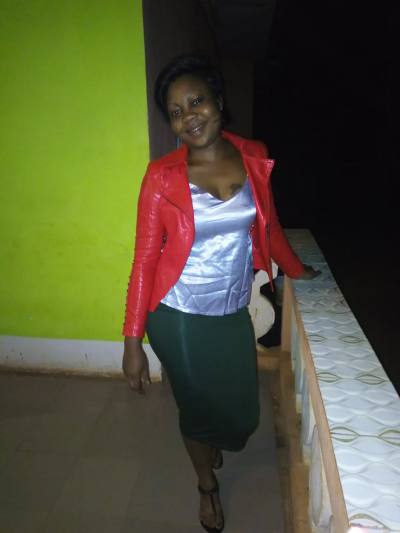 Sandrine 36 Jahre Yaoundé  Kamerun