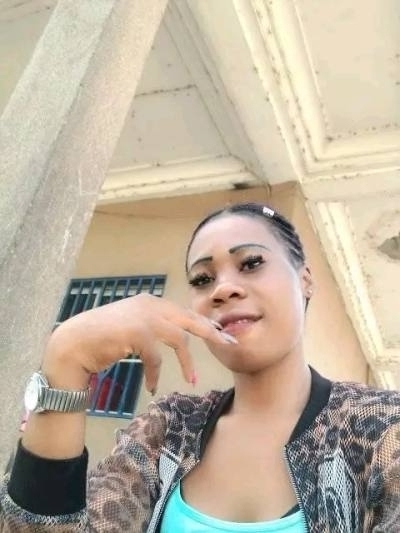 Ela 28 ans Yaoundé  Cameroun