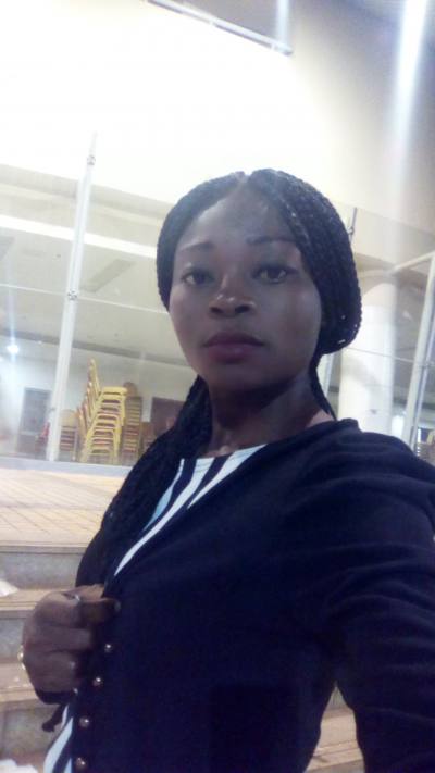 Esther 33 Jahre Yaoundé  Kamerun