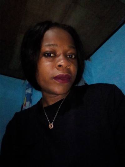 Pauline 29 Jahre Yaoundé Kamerun