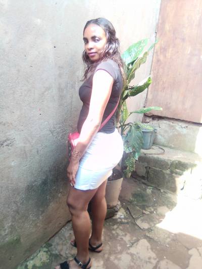 Thérèse 33 Jahre Yaounde Kamerun
