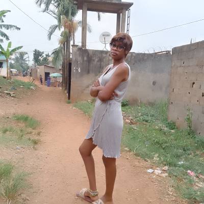 Emmanuelle 32 Jahre Nkolafamba Kamerun