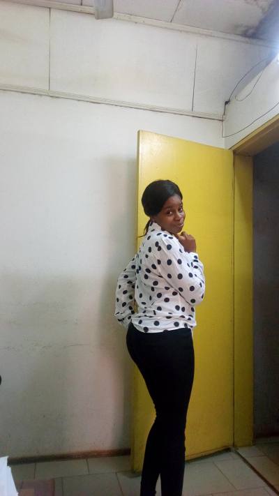 Michelle  32 Jahre Yaoundé Kamerun