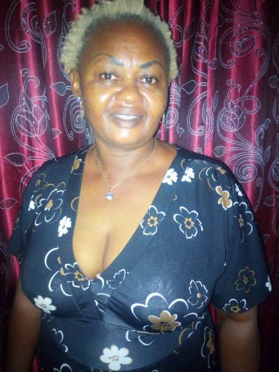 Judit 53 Jahre Yaoundé Kamerun