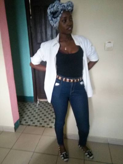 Lily 34 years Douala Cameroon