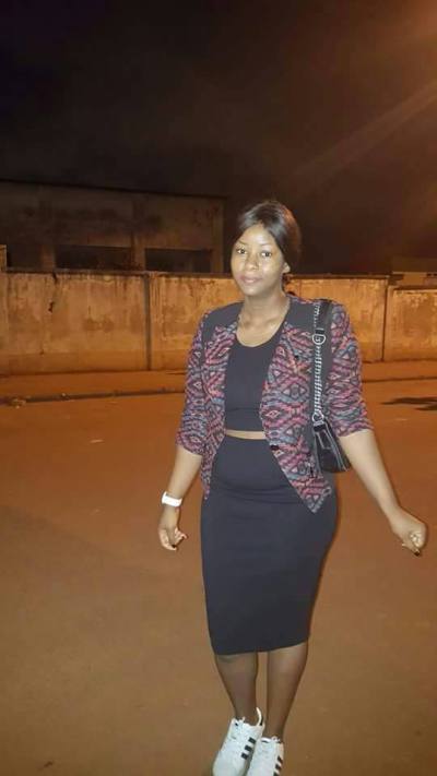 Francesca 31 Jahre Yaoundé  Kamerun