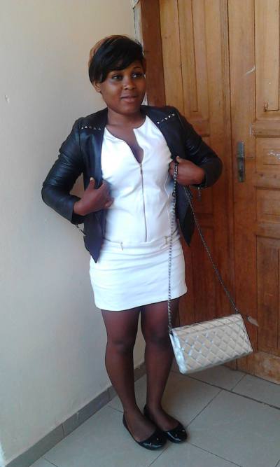 Sandrine 33 Jahre Douala Kamerun