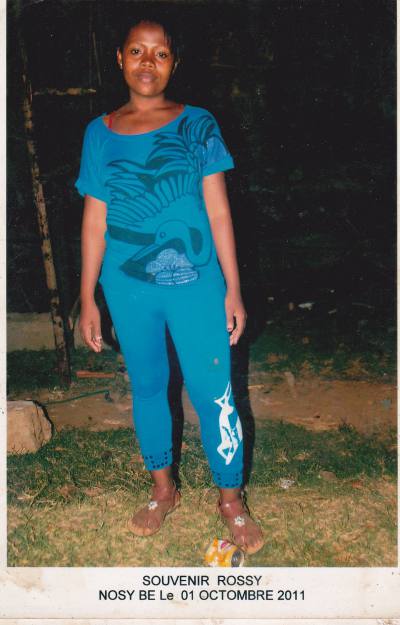 Larissa 32 Jahre Sambava Madagaskar