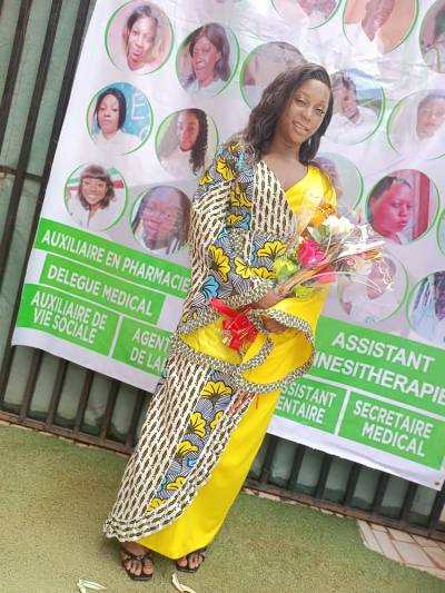 Michelle  25 Jahre Mfoundi Kamerun