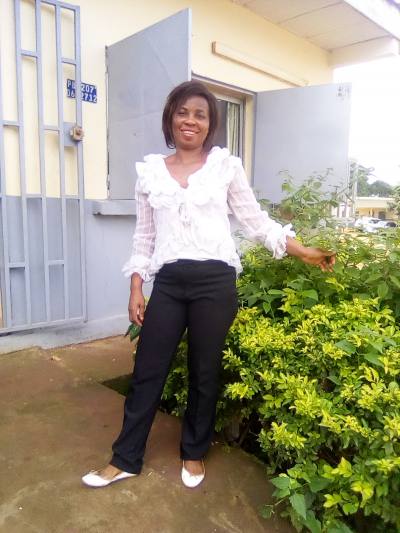 Renée 35 Jahre Obala Kamerun