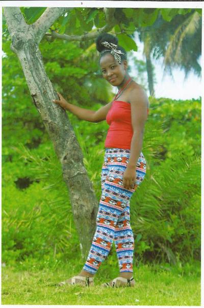 Julie 33 Jahre Toamasina Madagaskar