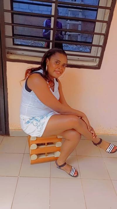 Marie 35 Jahre Yaoundé  Cameroun