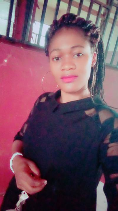 Flavienne 26 ans Yaoundé Cameroun