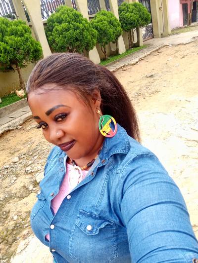 Laure 36 Jahre Douala Kamerun