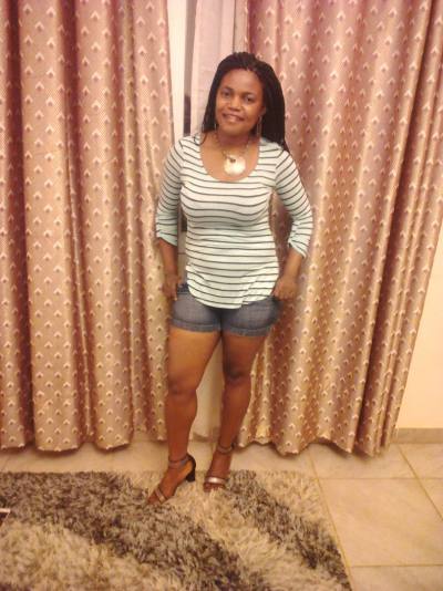 Daniella 33 Jahre Yaoundé Kamerun