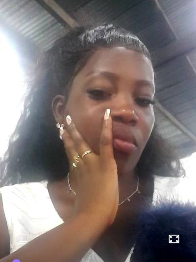 Samira  31 Jahre Yaoundé  Cameroun