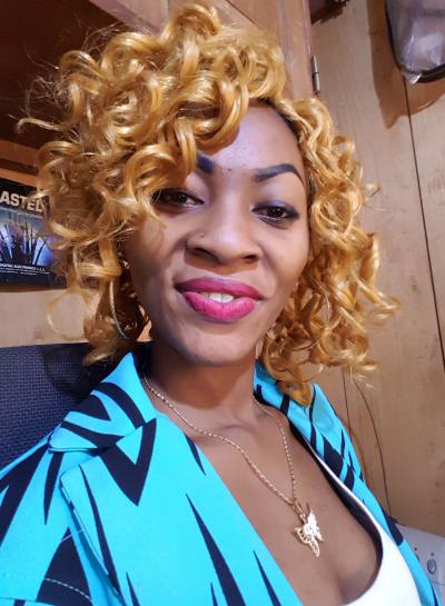 Clarisse 30 Jahre Yaoundé Kamerun