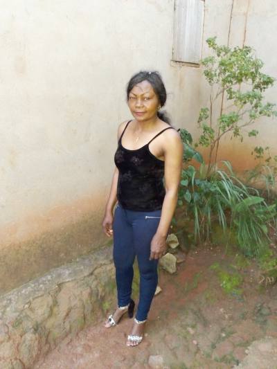 Victorine 48 ans Yaoundé 4 Cameroun
