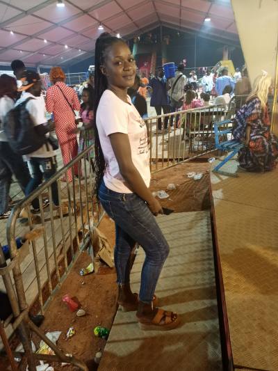 Laeticia 23 ans Yaoundé Cameroun
