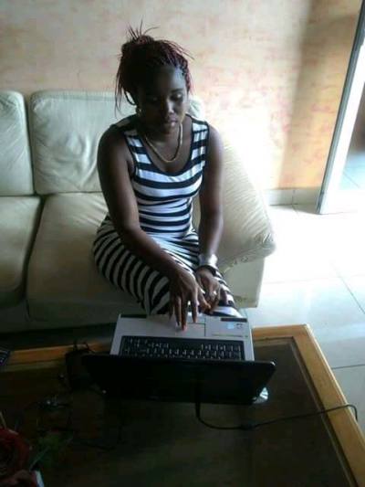 Christelle 34 Jahre Yaoundé Kamerun