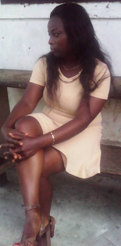 Martine 35 Jahre Yaoundé Kamerun