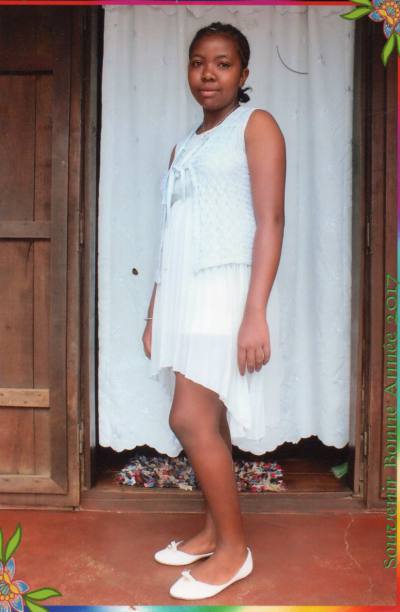 Sonia 24 Jahre Sambava Madagaskar