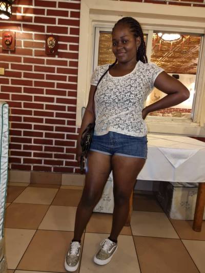 Lynda 27 ans Yaoundé Cameroun