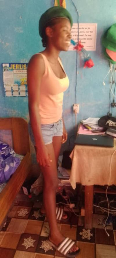 Samira 21 Jahre Mbalmayo  Kamerun
