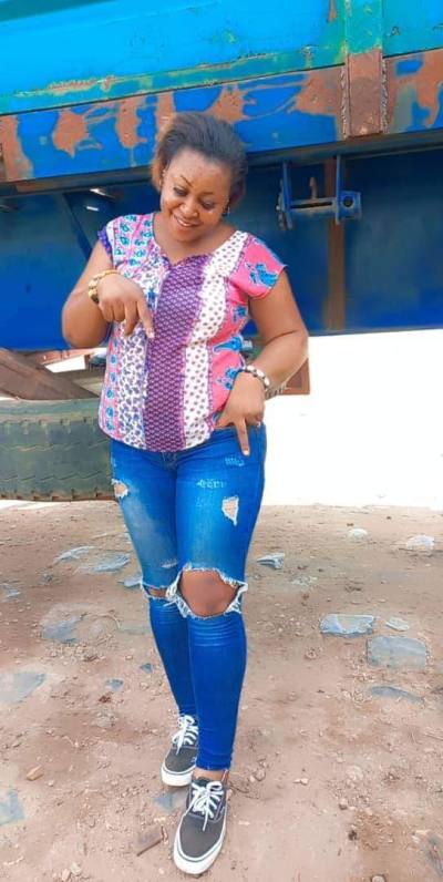 Adrienne 29 Jahre Douala  Cameroun