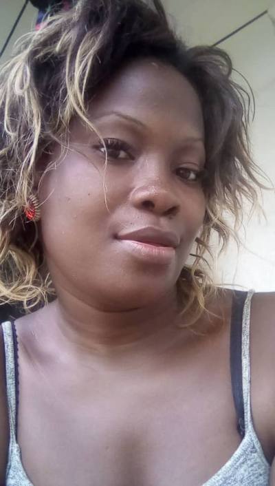 Leonie 29 ans Yaoundé Cameroun