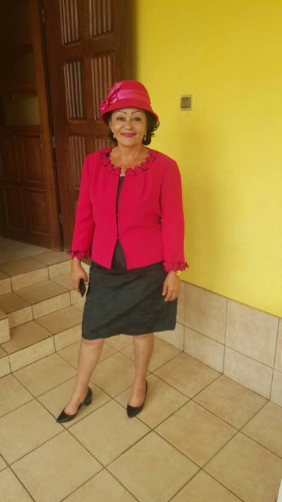 Jeanne 61 Jahre Yaoundé Kamerun
