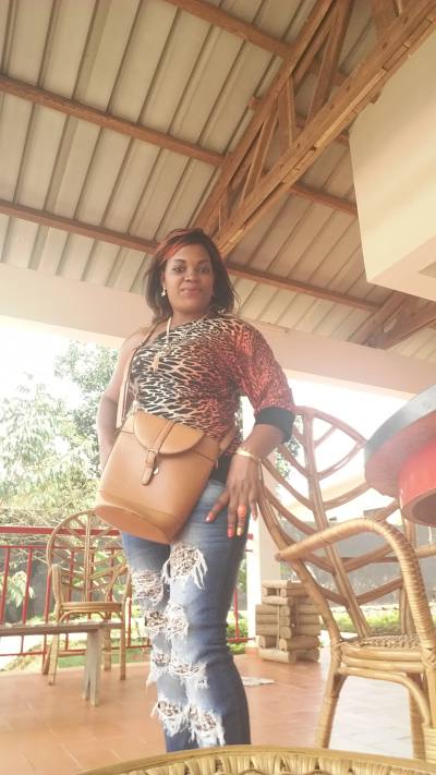 Tina 33 ans Yaounde Cameroun