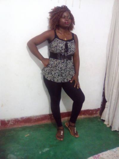 Sylviane 37 Jahre Mbalmayo Kamerun