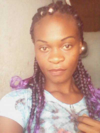Beatrice 33 Jahre Yaoundé Kamerun