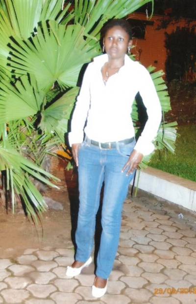 Solange 40 ans Yaoundé Cameroun