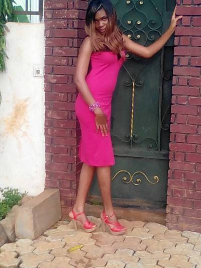Carene  32 Jahre Yaoundé Kamerun