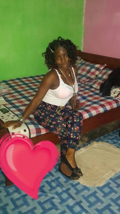 Elyse 27 years Akonolinga Cameroon