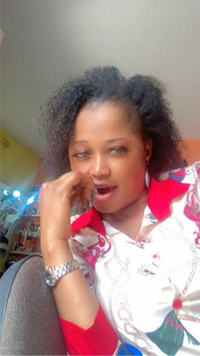 Eliane 36 Jahre Yaoundé  Kamerun