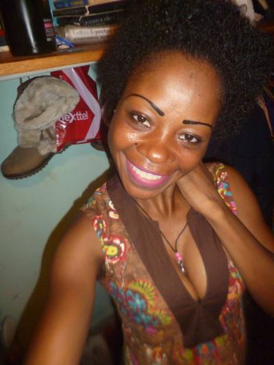 Laura 32 Jahre Mbalmayo Kamerun