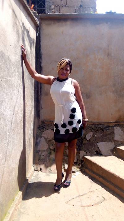 Melanie 39 ans Dzeng Cameroun
