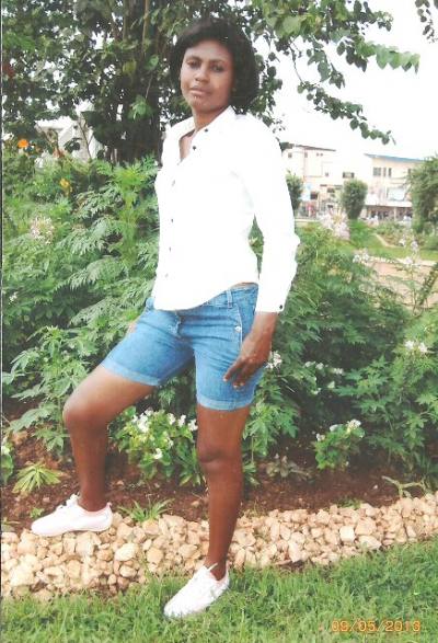 Solange 40 ans Yaoundé Cameroun